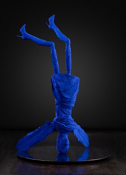 Beezy Bailey, Fallen Angel, bronze, 212 x 122 x 65 cm (1)